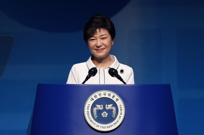 9. Park Geun-hye (2013–2017). Park Geun-hye bị phế truất vào năm 2017 sau khi bị cáo buộc để người bạn thân Choi Soon-sil can thiệp vào chính sách quốc gia và nhận hối lộ từ các tập đoàn lớn như Samsung. Vụ bê bối này đã làm bùng nổ các cuộc biểu tình quy mô lớn. Ảnh: Pinterest.