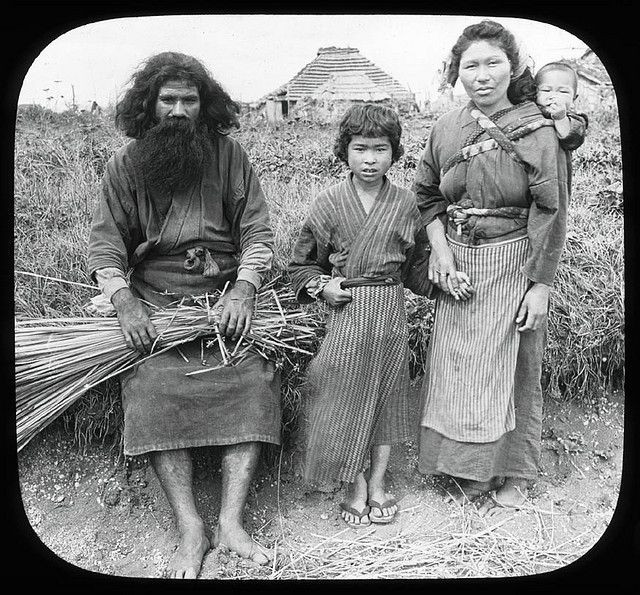  1. Nguồn gốc của người Ainu. Người Ainu là nhóm dân tộc bản địa ở Nhật Bản, sống chủ yếu ở Hokkaido, một đảo lớn ở miền bắc Nhật Bản, cũng như ở một số khu vực của Nga như Kuril và Sakhalin. Ảnh: Pinterest.