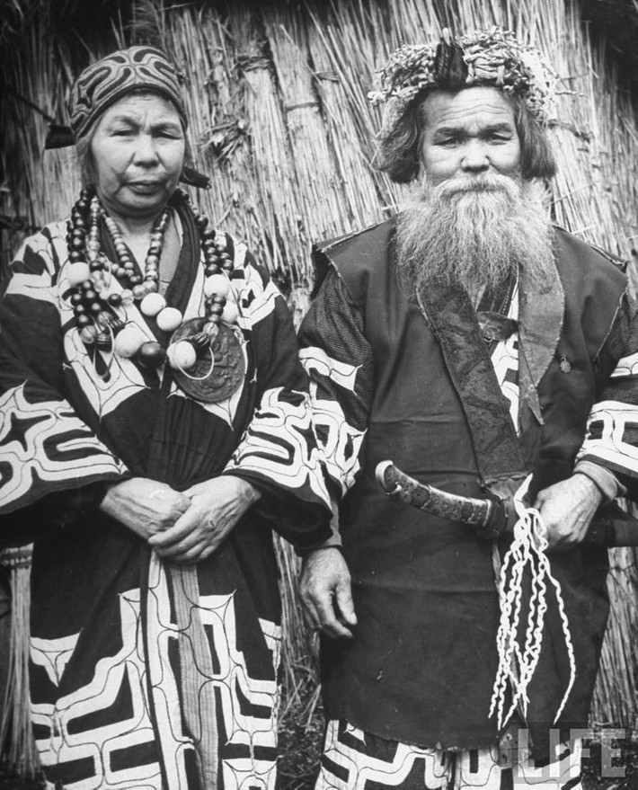 9. Chế độ gia đình và xã hội. Cộng đồng Ainu không có hệ thống đẳng cấp nghiêm ngặt. Tuy nhiên, các chức vụ tôn thờ thần linh, lãnh đạo gia đình và trưởng làng rất quan trọng. Ảnh: Pinterest.