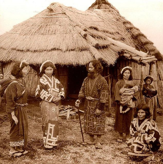 3. Lối sống săn bắn hái lượm. Trước đây, người Ainu sống chủ yếu dựa vào săn bắn, đánh cá và hái lượm, với các nguồn thực phẩm chính bao gồm cá hồi, hươu, và các loại quả mọng. Ảnh: Pinterest.