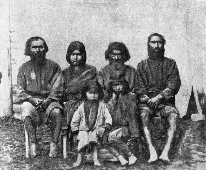 4. Tôn thờ thiên nhiên và các linh hồn. Người Ainu tin vào các linh hồn và thần linh của thiên nhiên. Họ thờ cúng những vị thần là linh hồn của động vật, cây cối và thiên nhiên, và tổ chức các lễ hội để tôn vinh những vị thần này. Ảnh: Pinterest.