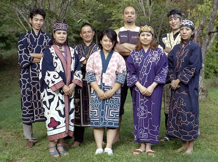 13. Sự bảo tồn và phục hưng văn hóa Ainu. Những năm gần đây, có một phong trào phục hưng văn hóa Ainu, với các tổ chức và cộng đồng Ainu cố gắng bảo tồn và phát triển ngôn ngữ, trang phục, nghệ thuật và lễ hội truyền thống của họ. Ảnh: Pinterest.