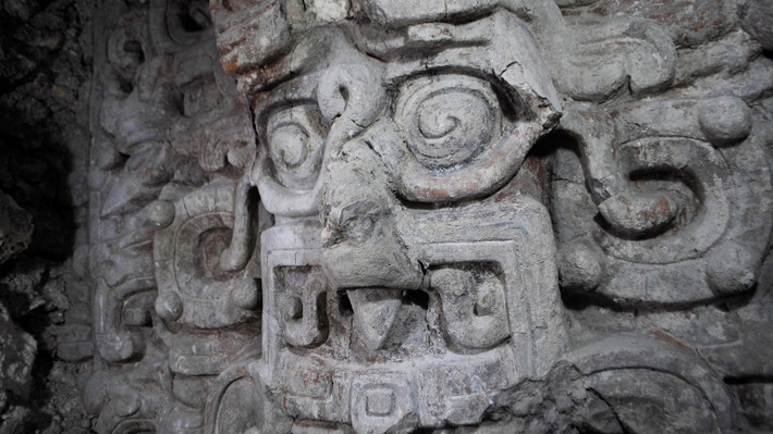 9. Ngôi đền Maya cổ đại ở Guatemala. Tàn tích một ngôi đền lớn của văn Minh Maya được tìm thấy tại El Zotz với các bức phù điêu minh họa mối liên hệ giữa các triều đại Maya. Ảnh: Natgeofe.com.