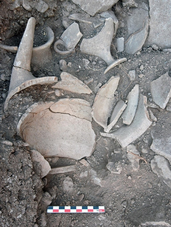 4. Cấu trúc Mycenaean trên đảo Aegina, Hy Lạp. Một địa điểm văn hóa Mycenaean với hơn 30 bình gốm, niên đại từ 1200–1050 TCN được phát hiện, làm sáng tỏ thêm nhiều điều nền văn minh cổ đại trên đảo Aegina. Ảnh: Greek Reporter.
