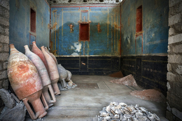  1. Phòng thờ màu xanh lam tại Pompeii, Ý. Một căn phòng trang trí bằng màu xanh lam hiếm có được các nhà khảo cổ học phát hiện tại khu vực Regio IX, Pompeii, chứa các bức bích họa miêu tả mùa màng, đồ đồng và các hiện vật nghi lễ. Ảnh: NBC News.