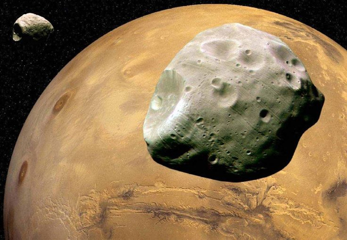 Hai mặt trăng nhỏ: Sao Hỏa có hai mặt trăng, Phobos và Deimos, được cho là các tiểu hành tinh bị bắt vào quỹ đạo của nó. Ảnh: Pinterest.