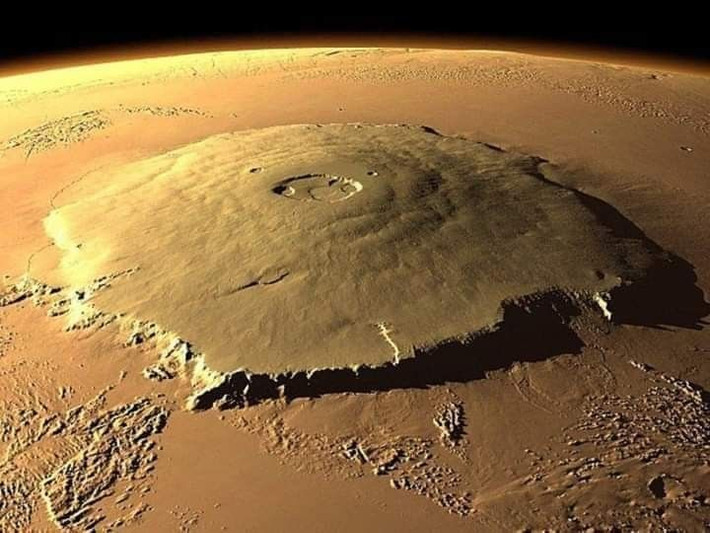Ngọn núi cao nhất Hệ Mặt Trời: Núi Olympus Mons trên Sao Hỏa là ngọn núi lửa cao nhất Hệ Mặt Trời, với độ cao 21,9 km – gấp gần 2,5 lần so với đỉnh Everest – “nóc nhà” của Trái Đất. Ảnh: Pinterest.