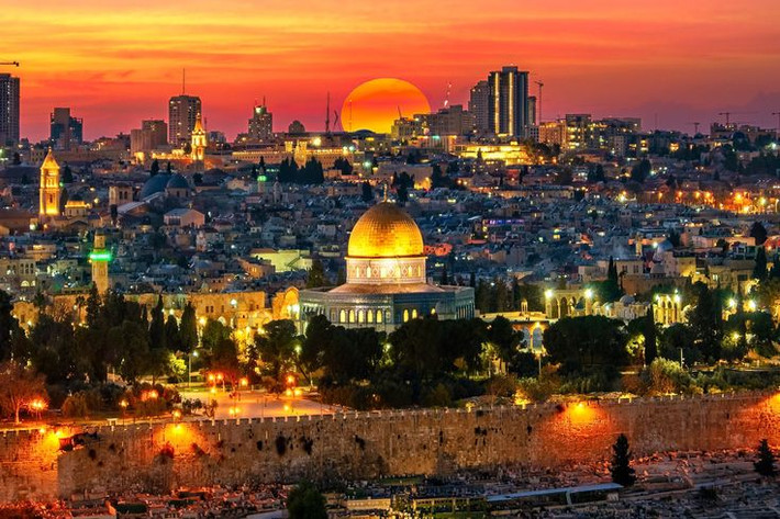 2. Thủ đô Jerusalem linh thiêng. Jerusalem là thành phố linh thiêng đối với ba tôn giáo lớn: Do Thái giáo, Kitô giáo và Hồi giáo. Đây là nơi có những địa danh nổi tiếng như Bức tường Than Khóc và Đền thờ Mái Vòm Vàng. Ảnh: Pinterest.