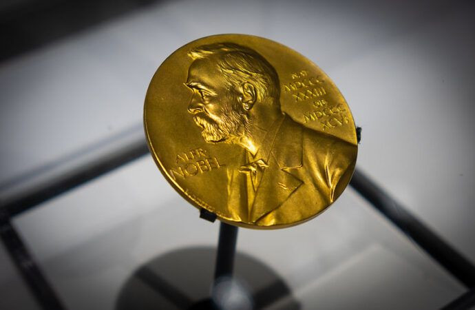 8. Sở hữu nhiều giải Nobel. Israel có dân số chỉ khoảng 9 triệu người nhưng đã giành được nhiều giải Nobel trong các lĩnh vực khoa học, kinh tế và hòa bình. Ảnh: Pinterest.
