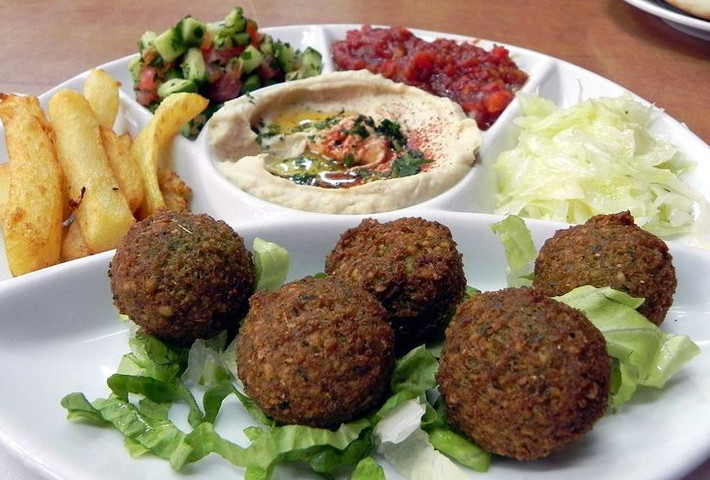 9. Ẩm thực độc đáo và đa dạng. Ẩm thực Israel là sự kết hợp của các nền văn hóa Do Thái từ khắp nơi trên thế giới, nổi tiếng với các món ăn như Hummus, Falafel, Shakshuka và Bánh Pita. Ảnh: Pinterest.