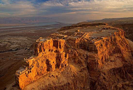 15. Địa danh lịch sử và khảo cổ. Israel có rất nhiều địa điểm khảo cổ nổi tiếng như: Thành phố cổ Masada; thành phố Caesarea, các hang động ở Qumran...Ảnh: Pinterest.