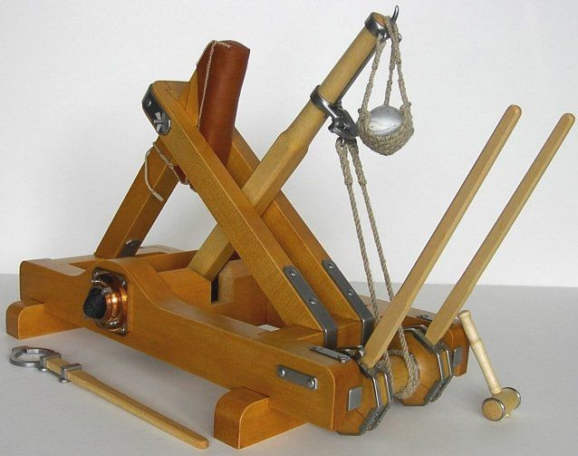 13. Tác động đến chiến thuật quân sự. Máy ném đá buộc các nhà thiết kế thành trì phải tạo ra các bức tường dày hơn và mạnh hơn, dẫn đến sự phát triển của kiến trúc phòng thủ thời trung cổ. Ảnh: Pinterest.