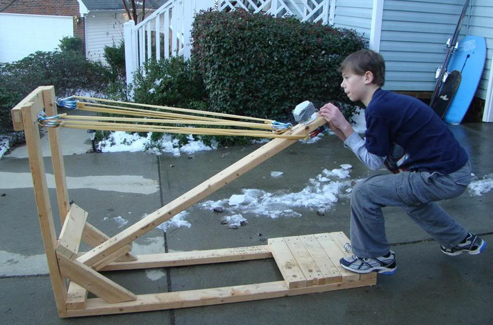 1. Nguồn gốc từ Hy Lạp cổ đại. Máy ném đá (Catapult) được phát minh bởi người Hy Lạp cổ đại vào khoảng thế kỷ 4 TCN. Ảnh: Pinterest.