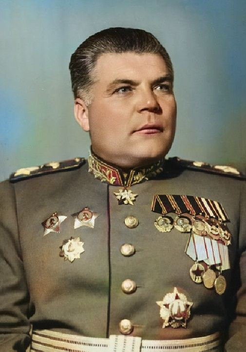 7. Rodion Malinovsky: Nguyên soái Liên Xô, lãnh đạo nhiều chiến dịch quan trọng ở mặt trận phía Nam như giải phóng Odessa và Budapest, chỉ huy lực lượng Liên Xô trong cuộc chiến chống Nhật tại Mãn Châu. Ảnh: Pinterest.