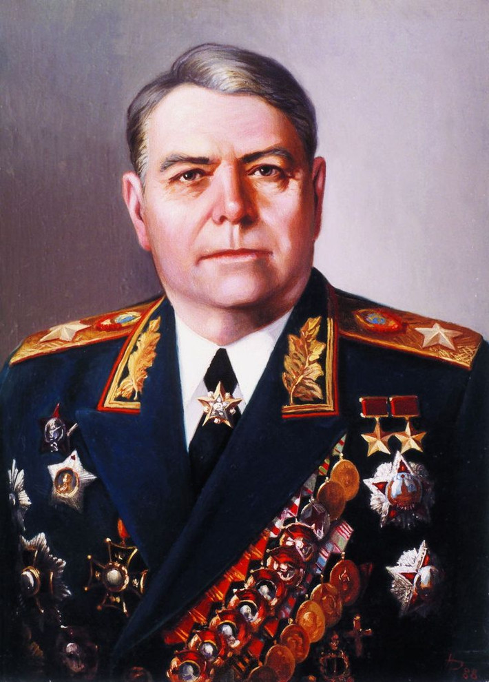 3. Aleksandr Vasilevsky: Nguyên soái Liên Xô, Tổng tham mưu trưởng, đóng vai trò trung tâm trong việc lập kế hoạch các chiến dịch lớn, bao gồm trận Stalingrad và chiến dịch Bagration, chỉ huy lực lượng Liên Xô trong cuộc chiến chống Nhật ở Mãn Châu (1945). Ảnh: Pinterest.