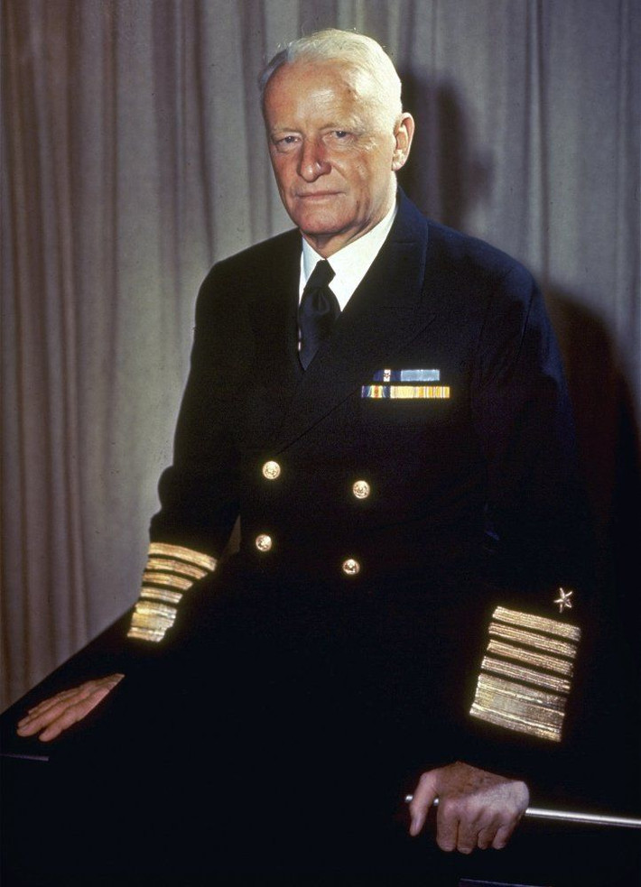 4. Chester W. Nimitz: Tư lệnh Hạm đội Thái Bình Dương Hoa Kỳ, lãnh đạo Hải quân Hoa Kỳ trong các trận chiến quan trọng như Midway và Guadalcanal, đóng vai trò then chốt trong chiến thắng tại Thái Bình Dương. Ảnh: Pinterest.