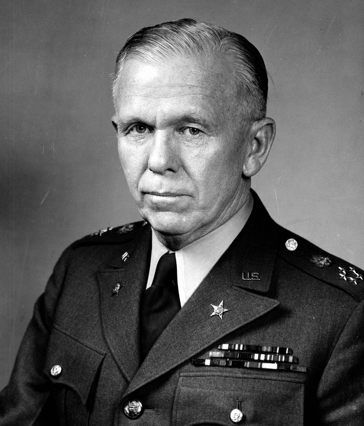 11. George C. Marshall: Tham mưu trưởng Lục quân Hoa Kỳ, là người thiết kế chiến lược tổng thể cho quân đội Mỹ trong Thế chiến II, là kiến trúc sư của Kế hoạch Marshall tái thiết châu Âu sau chiến tranh. Ảnh: Pinterest.