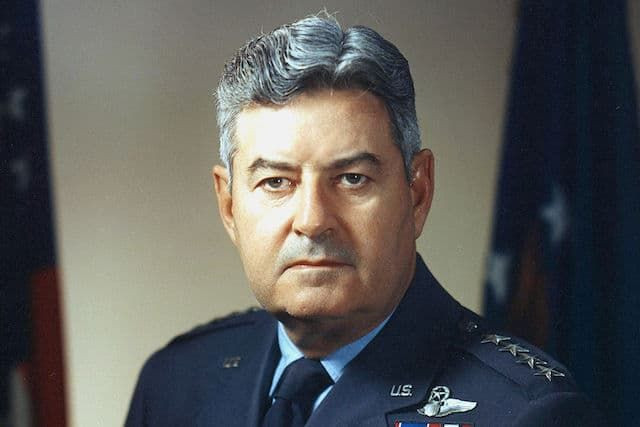12. Curtis LeMay: Tư lệnh Lực lượng Không quân Chiến lược ở Thái Bình Dương, dẫn dắt các chiến dịch ném bom chiến lược vào Nhật Bản, bao gồm chiến dịch ném bom rải thảm Tokyo. Ảnh: Pinterest.