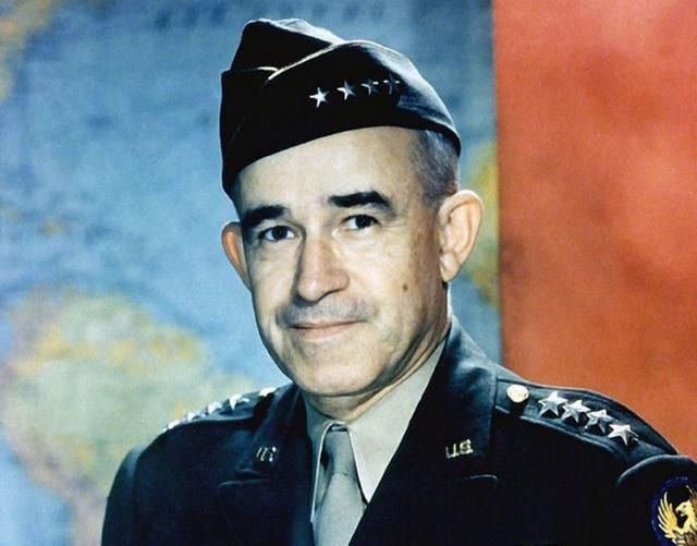 5. Omar N. Bradley: Tư lệnh Tập đoàn quân số 1 Hoa Kỳ, sau này là chỉ huy Tập đoàn quân số 12, chỉ huy các lực lượng Mỹ trong cuộc đổ bộ tại Normandy và chiến dịch giải phóng Tây Âu. Ảnh: Pinterest.