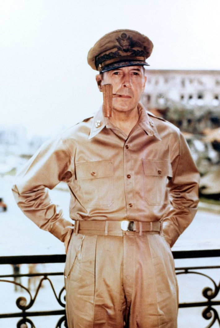 3. Douglas MacArthur: Tư lệnh Lực lượng Đồng minh ở Thái Bình Dương, lãnh đạo chiến dịch phản công tại Philippines, điều hành lễ ký kết đầu hàng của Nhật Bản vào năm 1945. Ảnh: Pinterest.