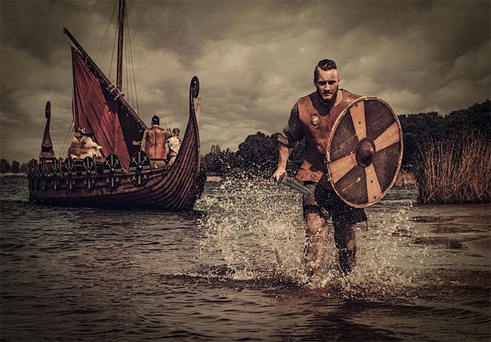 11. Tổ chức xã hội độc đáo. Người Viking có hệ thống pháp luật riêng, với các cuộc họp cộng đồng gọi là thing, nơi mọi người cùng thảo luận và giải quyết tranh chấp. Ảnh: Pinterest.