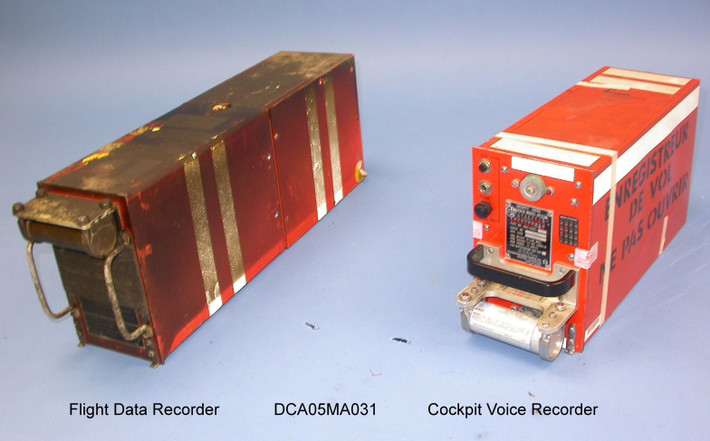 Hai phần chính: Hộp đen gồm hai bộ phận chính: máy ghi âm buồng lái (Cockpit Voice Recorder - CVR) và máy ghi dữ liệu chuyến bay (Flight Data Recorder - FDR). Ảnh: Pinterest.