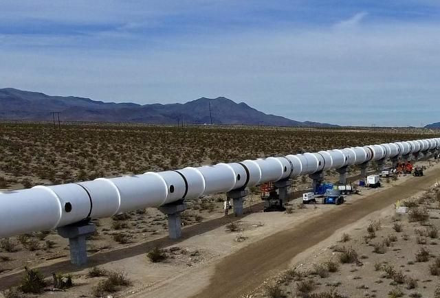 12. Thử nghiệm thành công. Vào tháng 11/2020, Virgin Hyperloop đã thực hiện chuyến đi có người lái đầu tiên với tốc độ 172 km/h tại Nevada, Hoa Kỳ. Ảnh: Pinterest.