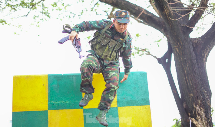 Vượt qua vật cản. Ảnh: Trương Định