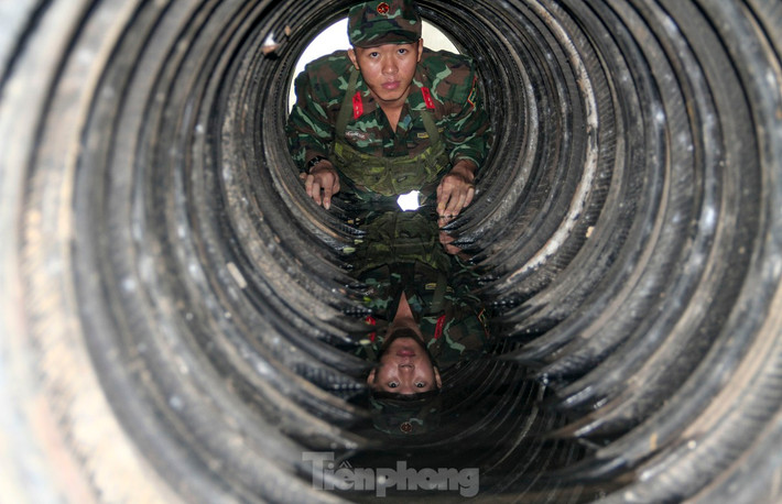 Khéo léo vượt qua cống nổi. Ảnh: Trương Định