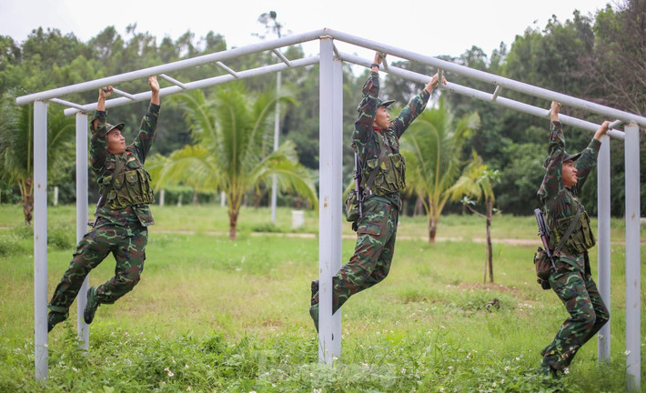 Vượt thang tay mái nhà. Ảnh: Trương Định