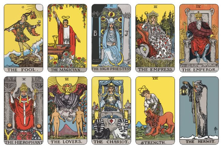 Thẻ Tarot: Bộ bài Tarot được sử dụng rộng rãi trong bói toán, bắt nguồn từ châu Âu vào thế kỷ 15. Những lá bài này được cho là có thể tiết lộ những sự thật sâu sắc về cuộc sống và tương lai. Ảnh: Pinterest.