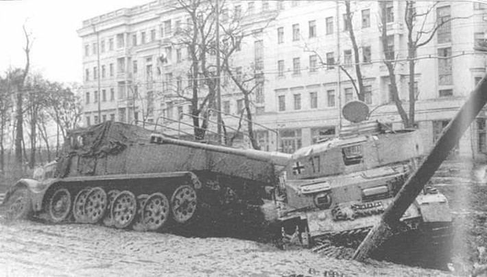 Vai trò của lực lượng du kích Liên Xô. Các nhóm du kích ở Ukraine đóng vai trò hỗ trợ quan trọng cho Hồng quân Liên Xô bằng cách phá hoại tuyến tiếp tế và thông tin liên lạc của Đức. Ảnh: Pinterest.