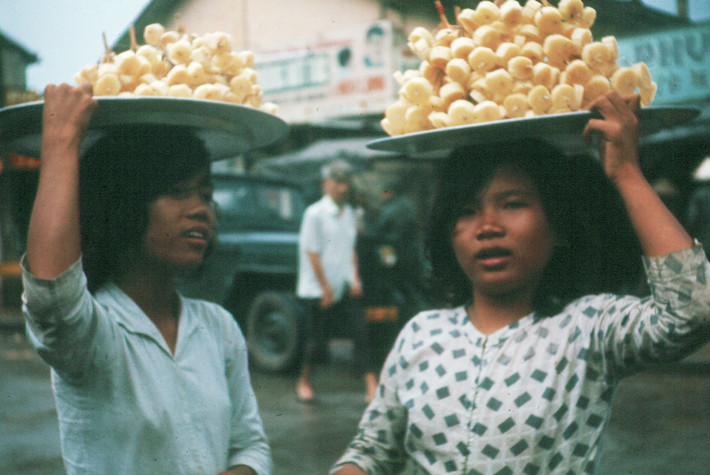 Hai cô bé bán mía ghim dạo ở Sài Gòn năm 1965. Mía ghim là món quá văn đường phố khá phổ biến ở Sài Gòn trước 1975. Ảnh: Bruce Baumler.