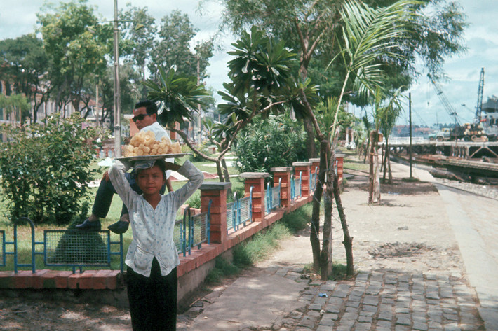 Bá gái bán mía ghim ở bến Bạch Đằng, 1965. Ảnh: Dick Lee.