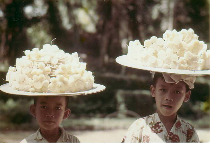 Hai cậu bé bán mía ghim ở Thảo Cầm Viên, 1965. Nghề bán mía ghim không cần nhiều vốn, ai cũng có thể làm vì mía tươi có giá bán rất rẻ và thường sẵn có ở các khu chợ.