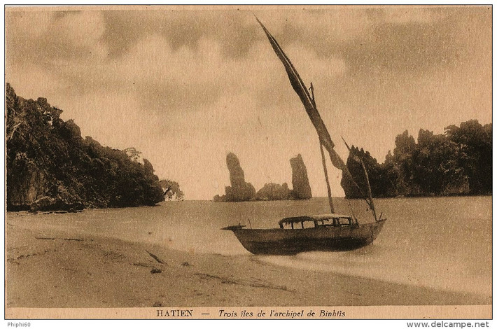Hòn Phụ Tử ở Kiên Lương, Kiên Giang năm 1934. Đây là hòn đảo gồm hai khối đá dính liền nhau đứng trên một bệ đá có chiều cao 5 mét so với mặt biển.