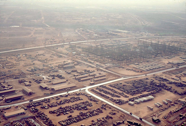 Một góc tổng kho Long Bình năm 1969 nhìn từ máy bay. Đây là một căn cứ hậu cần nằm ở Biên Hòa, Đồng Nai, được Mỹ xây dựng từ giữa năm 1965, có diện tích khoảng 24 km2.
