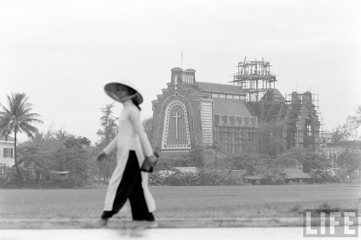 Nhà thờ Dòng Chúa Cứu Thế Huế thời điểm đang được xây dựng, 1961. Nhà thờ này được khởi công vào tháng 1/1959 và khánh thành vào tháng 8/1962 theo thiết kế của kiến trúc sư Nguyễn Mỹ Lộc. Ảnh: Life.