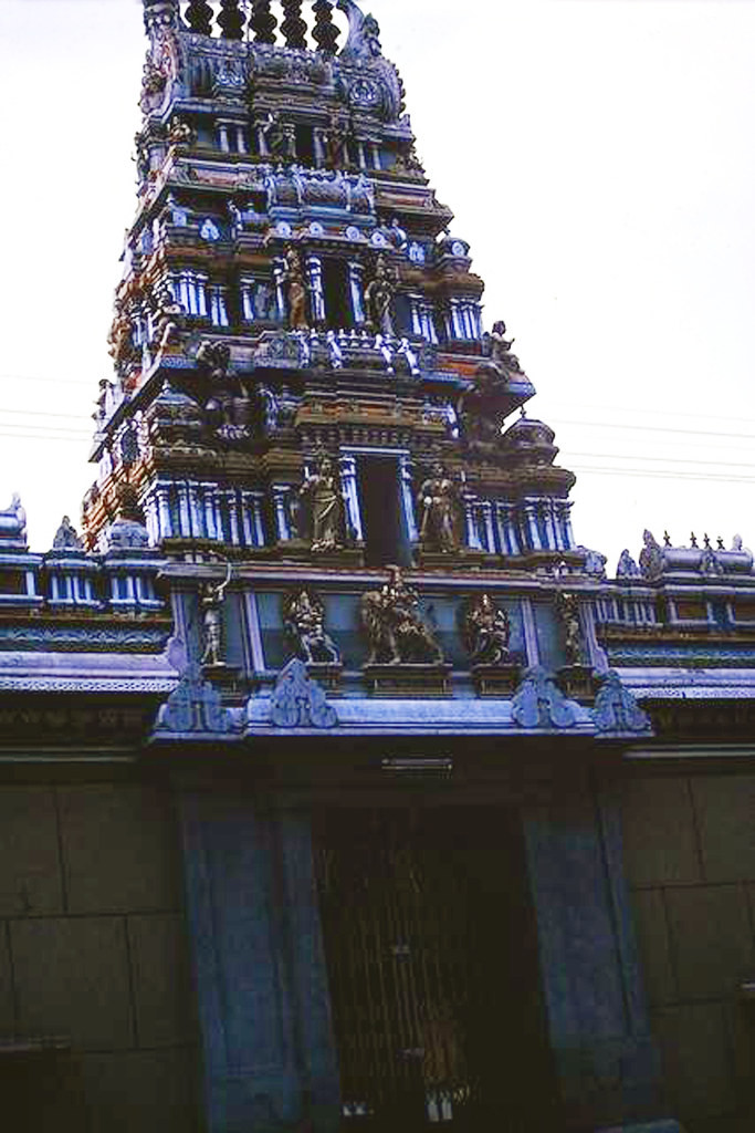 Đặc trưng kiến trúc đền thờ Hindu được thể hiện qua những tác phẩm điêu khắc rực rỡ sắc màu được bài trí ở nhiều nơi, đặc biệt là mái đền. Ảnh: Al Adcock.