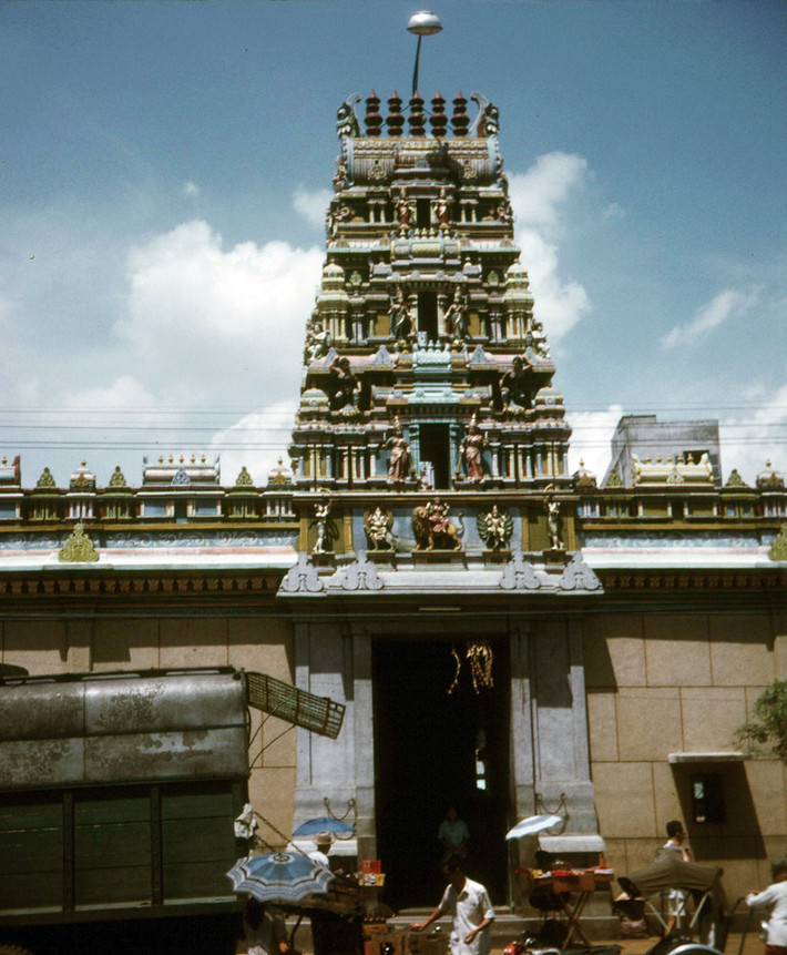 Đền thờ Bà Mariamman năm 1972. Theo quan niệm Hindu giáo, bà Mariamman là một vị thần Thần Mưa – vị Thần của mùa màng bội thu, đất đai màu mỡ. Người theo đạo Hindu tin rằng bà có khả năng làm cho bách bệnh tiêu tan và vạn sự như ý, trong đó có cả việc sinh con, hỏi vợ hay lấy chồng. Ảnh: Dick Leonhardt.