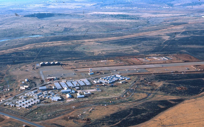 Trại Holloway, cách trung tâm thị xã Pleiku 10 km, ngày nay là doanh trại của Quân đội Nhân dân Việt Nam.