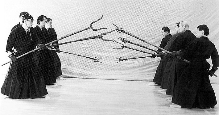 Sodegarami là vũ khí quan trọng để bắt giữ các samurai vì theo luật của Nhật Bản thời đó, samurai chỉ có thể bị giết bởi một samurai khác. Việc các tầng lớp thấp giết samurai là một trọng tội.