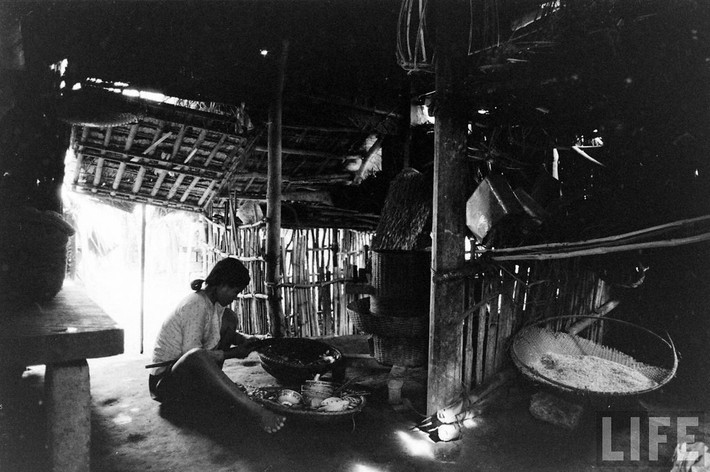 Người phụ nữ chuẩn bị bữa ăn cho gia đình tại một hộ dân ở vùng nông thôn Huế năm 1961. Ảnh: John Dominis/ Life.