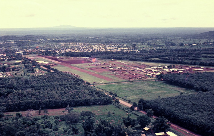 Sân bay Buôn Ma Thuột nhìn từ máy bay, 1967. Sân bay này do người Pháp xây dựng năm 1950, năm 1968 được phục hồi và đưa vào sử dụng năm 1970 với tên gọi phi trường Phụng Dực (chim phượng bay).