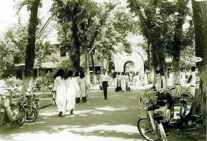 Những tà áo dài trong sân trường Gia Long.