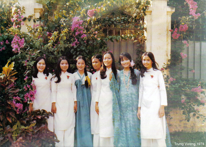 Một nhóm nữ sinh áo dài của trường nữ học Trưng Vương, Sài Gòn năm 1974.