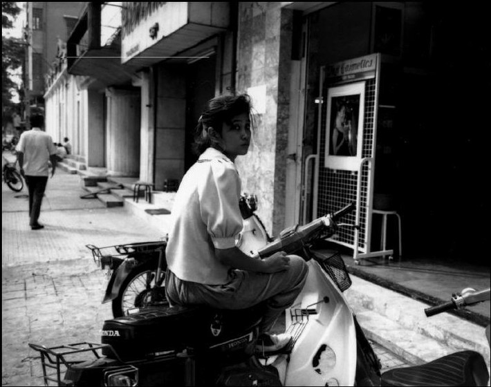 Một cô gái ngồi trên chiếc Honda Cub 82 ở TP HCM, Việt Nam năm 1992. Ảnh: Raymond Depardon/ Magnum Photos.