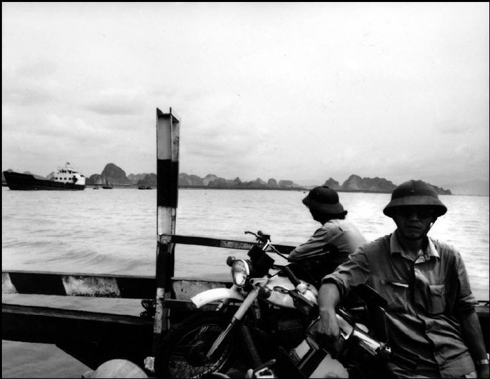 Hai nam giới và hai chiếc xe máy trên chuyến phà ở Hòn Gai, Quảng Ninh, trong đó có một chiếc Dream - "giấc mơ" của nhiều gia đình Việt Nam đầu thập niên 1990.