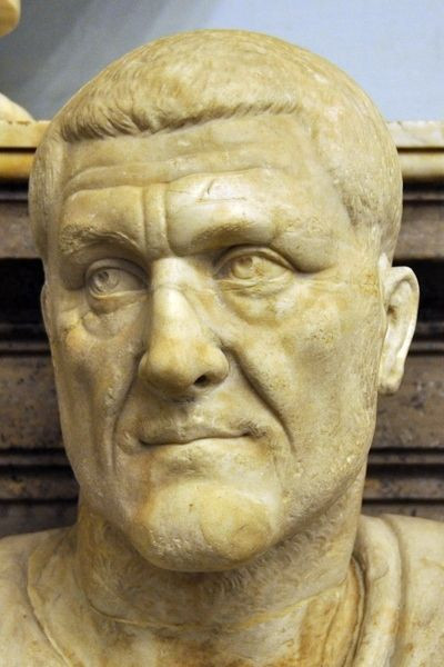 Theo các tư kiệu lịch sử, Maximinus vốn là một người chăn cừu sinh ra tại Thrace, vùng đất xa xôi ở gần Biển Đen. Với xuất thân đó, ông bị Viện Nguyên lão khinh bỉ, coi như một kẻ mọi rợ chứ không phải công dân La Mã.