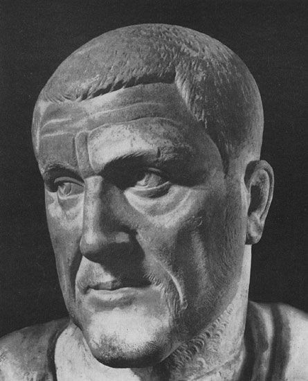 Với tài năng quân sự xuất chúng, Maximinus nhanh chóng đạt được vị thế cao và trở thành một tướng lĩnh quan trọng trong quân đội của đế quốc La Mã.